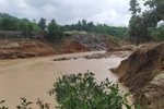 Các điểm sạt lở trên đường vào xã Phước Lộc, huyện Phước Sơn, tỉnh Quảng Nam. (Ảnh: Quốc Dũng/TTXVN)