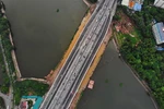 Hai cầu vượt đi thấp qua hồ Linh Đàm được thiết kế song song với cầu cạn đường Vành đai 3. (Ảnh: Danh Lam/TTXVN)