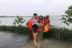 Lực lượng công an huyện Thạch Hà, tỉnh Hà Tĩnh sơ tán người già, trẻ em đến nơi an toàn. (Ảnh: TTXVN phát)