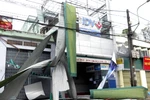 Bão số 9 với sức gió mạnh gây tốc mái nhà dân, giật tung nhiều biển quảng cáo trên đường phố Quảng Ngãi. (Ảnh: Lê Ngọc Phước/TTXVN)