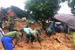 Lực lượng cứu hộ, cứu nạn nỗ lực tìm kiếm những cán bộ, chiến sỹ đang bị vùi lấp. (Ảnh: TTXVN phát)