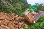 Một điểm sạt lở trên bán đảo Sơn Trà (Đà Nẵng). (Ảnh: Đinh Văn Nhiều/TTXVN)
