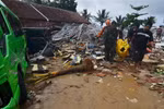 Nhân viên cứu hộ chuyển thi thể nạn nhân vụ sóng thần ở Carita, Indonesia. (Nguồn: AFP/TTXVN)