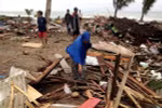 Sóng thần tàn phá nhà cửa của người dân ở vùng bờ biển Carita, tỉnh Banten, Indonesia. (Nguồn: AFP/TTXVN)