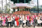 Các cặp tham gia lễ cưới tập thể chụp ảnh chung tại Công viên Hòa Bình, Thành phố Hồ Chí Minh. (Ảnh: Xuân Khu/TTXVN)