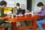Đối tượng Phạm Đức Trung ghi lời khai vụ việc tại cơ quan Công an. (Ảnh: TTXVN phát)