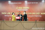 Ông Trần Quốc Khánh, Phó Vụ trưởng Vụ Ngoại giao văn hóa và UNESCO; bà Trần Thị Hương, Phó Giám đốc Bảo tàng Mỹ thuật Việt Nam; ông Hoàng Quốc Việt, Chủ tịch Hội đồng quản trị Công ty Vietsoft Pro bấm nút kích hoạt Triển lãm trực tuyến: Tranh sơn mài Việt