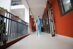 Tiến hành phun khử trùng trường, lớp. (Ảnh: Thanh Tùng/TTXVN)