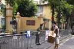 Người dân chuyển đồ tiếp tế cho người thân trong Bệnh viện hữu nghị Việt Đức. (Ảnh: Hoàng Hiếu/TTXVN)