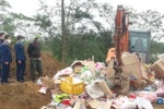 Tiêu hủy lô hàng hóa trị giá hơn 3 tỷ đồng. (Ảnh: Đức Thọ/TTXVN)