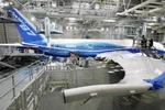Một chiếc máy bay Boeing 787 Dreamliner đang được lắp ráp tại nhà máy của Boeing. (Ảnh: AP)
