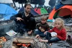 Trẻ em trong những căn lều tạm tại Idomeni, Hy Lạp, gần biên giới với Macedonia ngày 10/3. (Nguồn: AFP/TTXVN)
