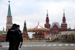 Cảnh sát Nga tuần tra trên quảng trường Đỏ ở thủ đô Moskova. (Nguồn: AFP/TTXVN)