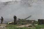 Binh sỹ Armenia thuộc Lực lượng phòng vệ khu vực Nagorny Karabakh bắn đạn pháo về phía lực lượng Azerbaijan. (Nguồn: AFP/TTXVN)