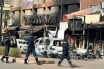 Binh sỹ Burkina Faso gác bên ngoài khách sạn Splendid và nhà hàng Capuccino ở Ouagadougou ngày 17/1. (Ảnh: AFP/TTXVN)