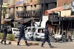 Binh sỹ Burkina Faso gác bên ngoài khách sạn Splendid và nhà hàng Capuccino ở Ouagadougou ngày 17/1. (Ảnh: AFP/TTXVN)