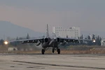 Máy bay Su-24 của Nga tham gia chiến dịch không kích IS hạ cánh xuống căn cứ quân sự ở tỉnh Latakia, Syria. (Ảnh: AFP/TTXVN)