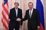 Ngoại trưởng Mỹ John Kerry (trái) và Ngoại trưởng Nga Sergei Lavrov trước cuộc gặp song phương tại Moskva (Nga) ngày 15/12/2015. (Ảnh: AFP/TTXVN)
