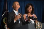 Tổng thống Mỹ Barack Obama và đệ nhất phu nhân Michelle Obama (phải) phát biểu trong chuyến thăm Đại sứ quán Mỹ ở La Habana. (Nguồn: AFP/TTXVN)