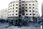 Hiện trường vụ đánh bom kép tại thủ đô Damascus của Syria. (Ảnh: AFP/TTXVN)
