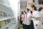 Học sinh Thủ đô tham quan Triển lãm Sách khát vọng vươn tới những tầm cao. (Ảnh: Minh Quyết/TTXVN)