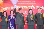 Trung tướng-Anh hùng lực lượng vũ trang nhân dân Phạm Tuân (giữa) cùng Hiệu trưởng trường Trung học cơ sở Ngô Sĩ Liên - bà Phạm Thu Hà và các cựu chiến binh quận Hoàn Kiếm, phường Hàm Long. (Ảnh: Minh Anh/Vietnam+)
