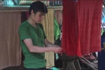 Tìm về với truyền thống bằng cổ phục và vải nhuộm tự nhiên. (Ảnh: Minh Anh/Vietnam+)