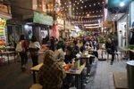 Tối ngày 23/12, Khu phố ẩm thực-đi bộ Đảo Ngọc-Ngũ Xã tại quận Ba Đình (Hà Nội) đã bắt đầu đi vào hoạt động. (Ảnh: Minh Anh/Vietnam+)