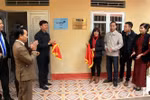 Đại diện Ban biên tập tin Kinh tế - TTXVN và Ngân hàng Viettinbank thực hiện nghi thức bàn giao công trình nhà công năng tại điểm trường Tiểu học thôn Hoàng Lâu, xã Trung Yên, huyện Sơn Dương, tỉnh Tuyên Quang. (Ảnh: Quang Cường/TTXVN)