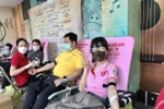 Các tình nguyện viên tham gia hiến máu tại chương trình. (Ảnh: Hồng Giang/TTXVN)