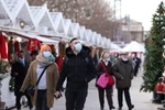  Người dân mua sắm tại một chợ Giáng sinh ở Paris, Pháp, ngày 9/12/2021. Ảnh: THX/TTXVN