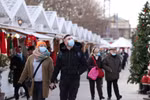  Người dân mua sắm tại một chợ Giáng sinh ở Paris, Pháp, ngày 9/12/2021. Ảnh: THX/TTXVN