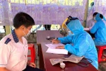 Học sinh THPT tỉnh Sóc Trăng bắt đầu được tiêm vaccine phòng COVID-19. (Ảnh: TTXVN phát)