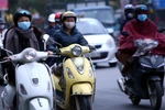 Người dân Hà Nội chuẩn bị sẵn áo ấm để chống rét (Tân Mai, Hà Nội, sáng 8/12). (Ảnh: Danh Lam/TTXVN)