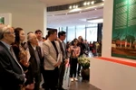 Khách tham quan triển lãm "Di tích quốc gia đặc biệt ở Hà Nội." (Ảnh: Đinh Thuận/TTXVN)