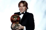 Tiền vệ người Croatia Luka Modric nhận giải thưởng Quả bóng vàng. (Nguồn: Reuters)