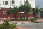 Vị trí đặt cây ATM nằm tại chung cư 9 tầng CT1-thuộc chung cư Than Nam Mẫu, ngay gần quốc lộ 18 và bên cạnh công ty Cao su Sao vàng, có rất đông công nhân đang nằm việc. (Nguồn: TTXVN phát)