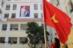 Cờ Tổ quốc tung bay, sẵn sàng chào đón học sinh bước vào một năm học mới. (Ảnh: Thanh Tùng/TTXVN)