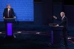 Đương kim Tổng thống Mỹ Donald Trump (trái) và ứng cử viên Tổng thống đảng Dân chủ Joe Biden (phải) tại vòng tranh luận trực tiếp đầu tiên ở thành phố Cleveland, bang Ohio sáng 30/9. (Ảnh: AFP/TTXVN)