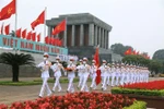 Bộ Tư lệnh Bảo vệ Lăng Chủ tịch Hồ Chí Minh thực hiện Nghi Lễ thượng cờ trên quảng trường Ba Đình (Hà Nội). (Ảnh: TTXVN)