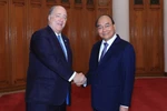 Thủ tướng Nguyễn Xuân Phúc với ông Keith Williams, Chủ tịch Hội đồng quản trị USABC, Chủ tịch kiêm Giám đốc điều hành Tập đoàn Underwriters Laboratories(UL). (Ảnh: Thống Nhất/TTXVN)