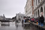 Cảnh ngập lụt sau đợt thủy triều quét qua Venice, Italy, ngày 13/11/2019. (Nguồn: AFP/TTXVN)