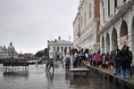 Cảnh ngập lụt sau đợt thủy triều quét qua Venice, Italy, ngày 13/11/2019. (Nguồn: AFP/TTXVN)