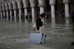 Ngập lụt trên quảng trường San Marco ở Venice, Italy do triều cường cao nhất trong 50 năm qua, ngày 13/11/2019. (Nguồn: THX/TTXVN)