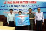 Đại diện gia đình ông Chu Bảo Quế trao tặng vật tư y tế cho UBND huyện Việt Yên, Bắc Giang. (Ảnh: Đồng Thúy/TTXVN)