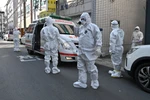 Nhân viên y tế Hàn Quốc làm nhiệm vụ tại Daegu. (Ảnh: AFP/TTXVN)