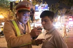 Cảnh sát giao thông kiểm tra nồng độ cồn tại ngã tư Lạc Trung-Thanh Nhàn. (Ảnh: Doãn Tấn/TTXVN)
