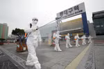 Phun thuốc khử trùng tại Daegu. (Ảnh: Yonhap/TTXVN)