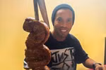 Ronaldinho đón sinh nhật trong tù. (Ảnh: Twitter)