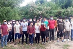 Nhóm đối tượng nhập cảnh trái phép bị bắt giữ. (Ảnh: TTXVN phát)